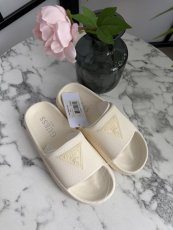 Dámske šľapky Guess - krémové